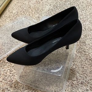 Donald J Pliner kitten heel pumps, size 5.5